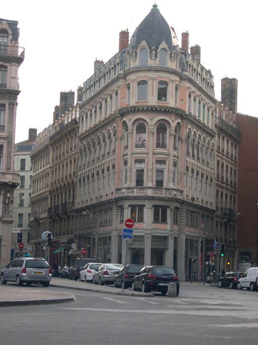  Bel immeuble d'angle, place des Jacobins